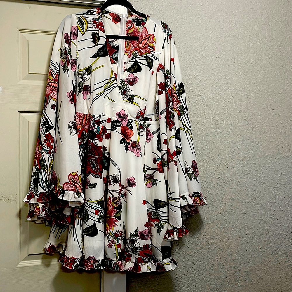 Floral dress with wide long sleeves